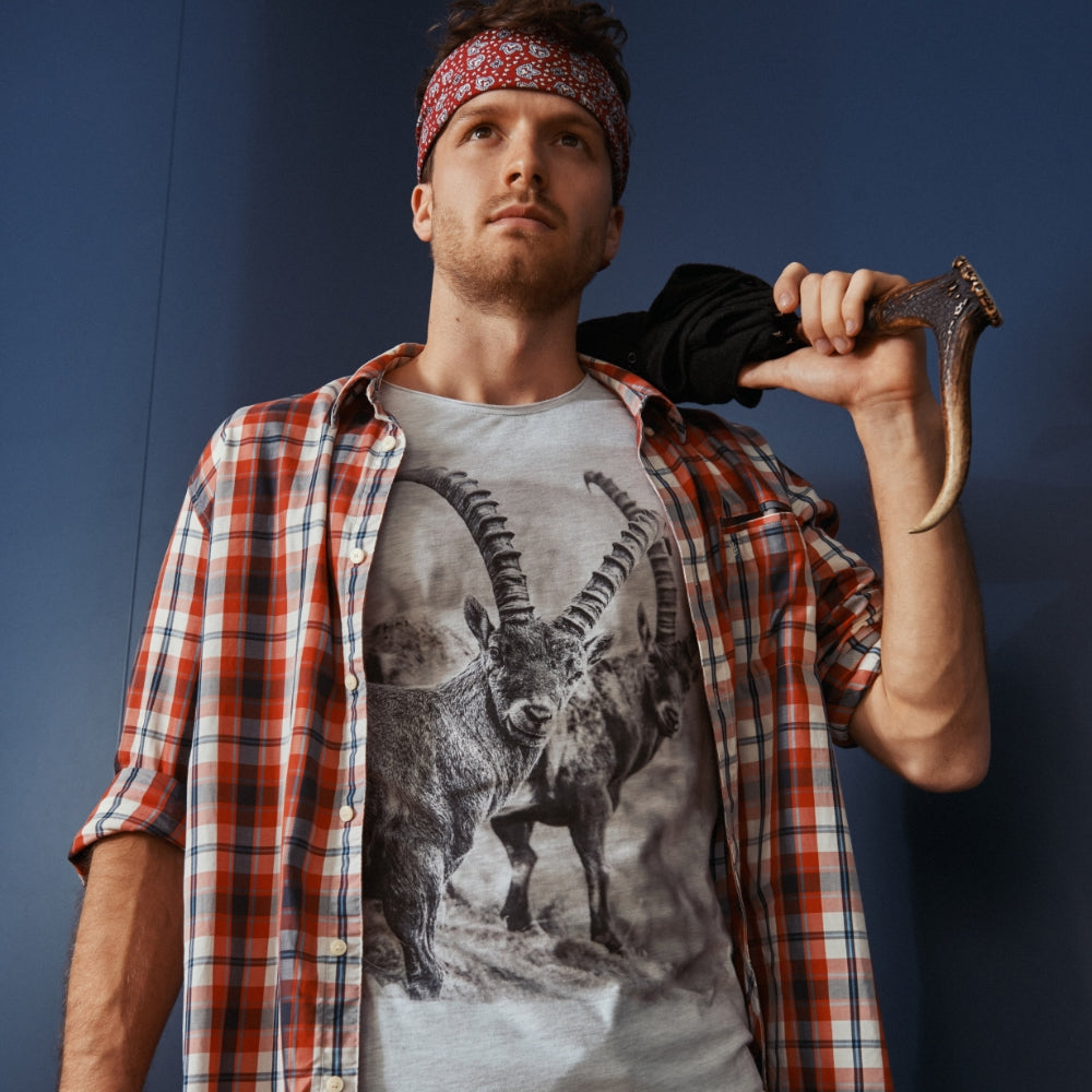 Model im Wanderoutfit und dem Shirt mit Steinböcken