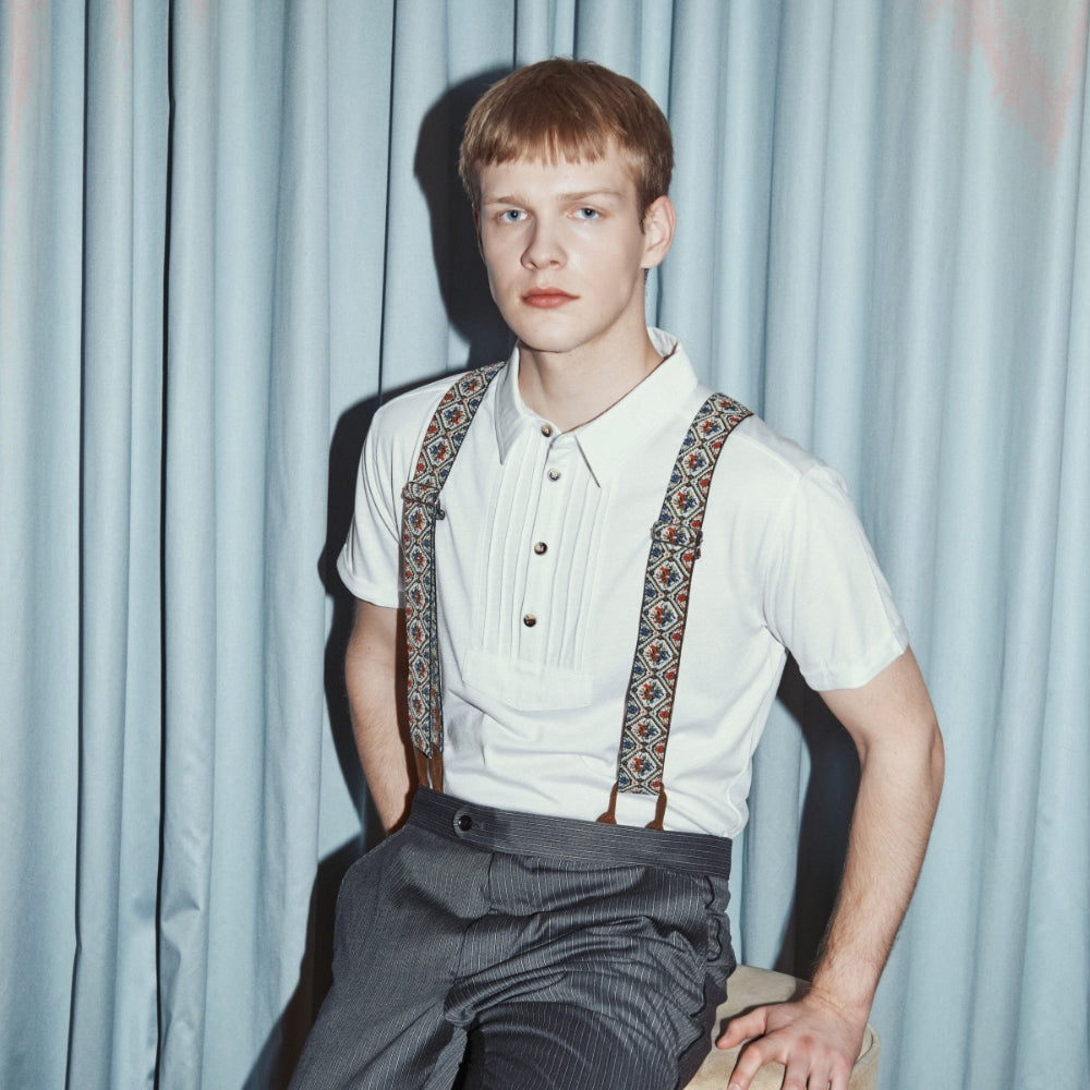 Model trägt Trachten-Hosenträger und ein weißes Hemdenshirt in Form eines T-Shirts